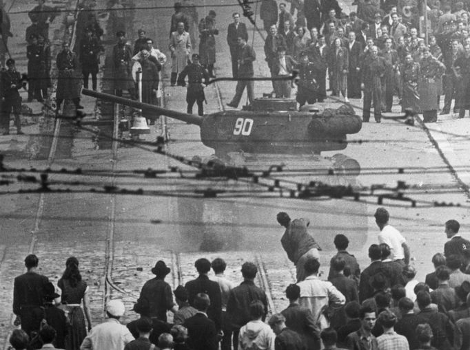 Sovětský tank a demonstranti na Postupimském náměstí. Záběr z povstání 17. června 1953 ve Východním Berlíně.