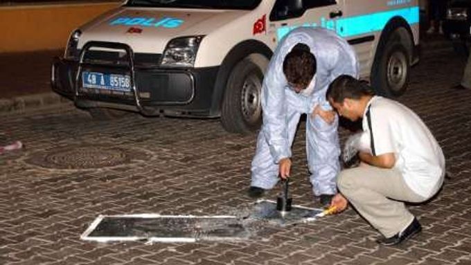 Policie ohledává místo teroristického útoku z minulého pondělí v Marmarisu.