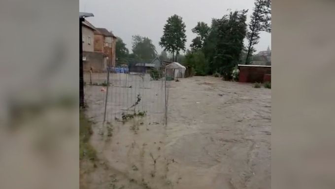 Potok v obci Plesná na Chebsku se po bouřkách rozvodnil
