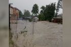 Potok v obci Plesná na Chebsku se po bouřkách rozvodnil