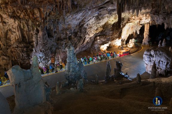 Část prohlídky v jeskyni Postojnska jama se jede elektrickým vláčkem.