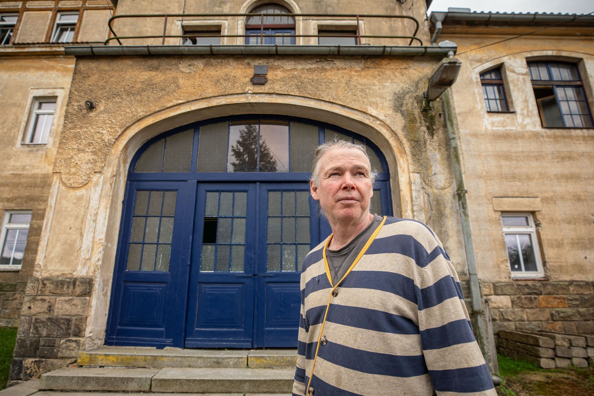 Ubytování na bývalé vlakové stanici Zbiroh, obec Kařez, majitel Jamison Young