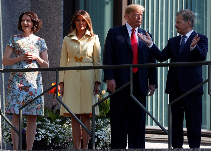 Summit amerického a ruského prezidenta Donalda Trumpa a Vladimira Putina - Trump pózuje se svou chotí, finským prezidentem a jeho manželkou