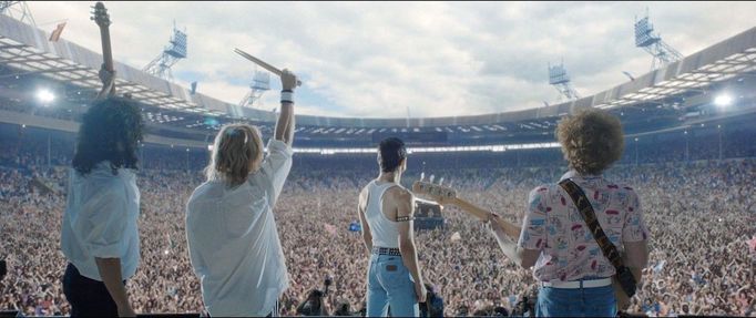 Ukázka z filmu Bohemian Rhapsody  z roku 2018, v němž díky digitálním trikům znovu ožil starý stadion ve Wembley.