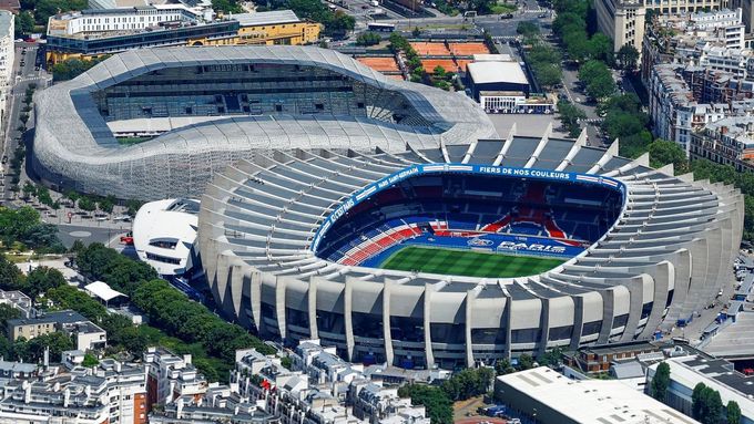 Dva stadiony, na nichž budou hrát příští sezonu zápasy v Ligue 1 rivalské kluby FC Paříž (vlevo) a Paris St. Germain...