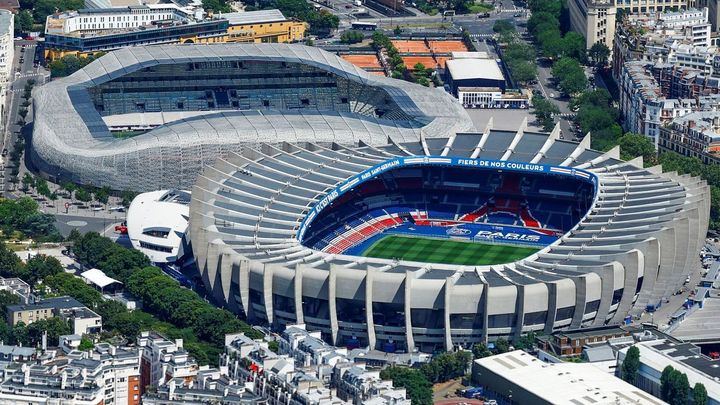 Bizár ve Francii. Stadiony nenáviděných rivalů se skoro dotýkají; Zdroj foto: Reuters
