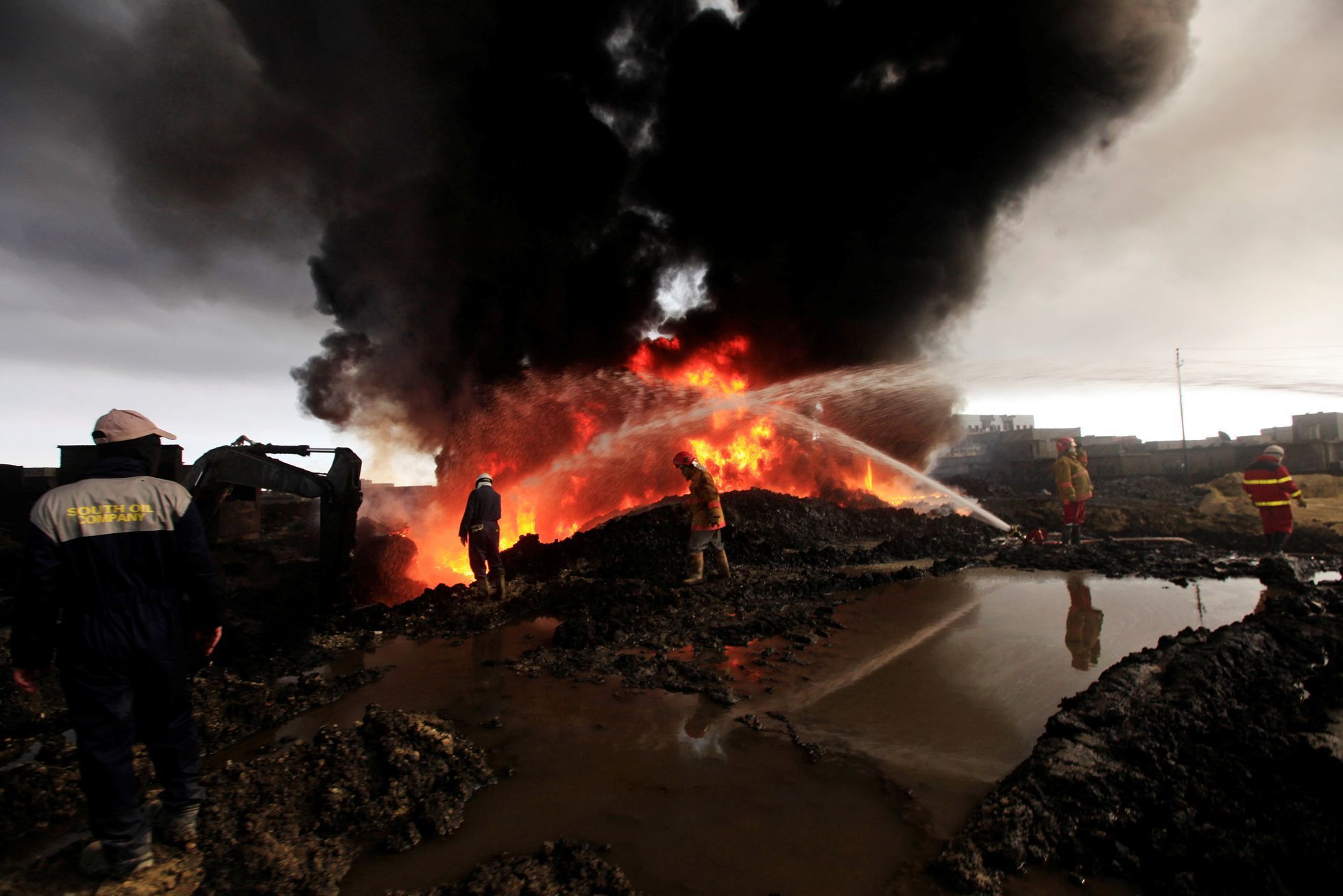 Hořící ropná pole v Iráku