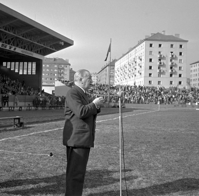 Primátor hl.m. Prahy dr. Václav Vacek při slavnostním proslovu. Snímek z otevření nového stadionu Dynama (Slavie) Praha ve Vršovicích v bývalém Edenu. Rok 1953