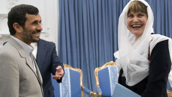 Švýcarská ministryně zahraničí se v Teheránu sešla s íránským prezidentem Mahmúdem Ahmadínežádem.