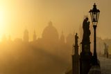 Díky častým dešťům se v Praze v uplynulém roce opakovaly mlhy. (29. srpna 2022, Karlův most).