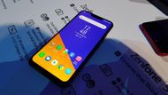 Největší překvapení v Barceloně odhalil Asus. Zenfone 5Z je designově kopií iPhonu X, včetně záseku v displeji, ale díky kompaktním tvarům a vynikající výstavě se to dá odpustit.