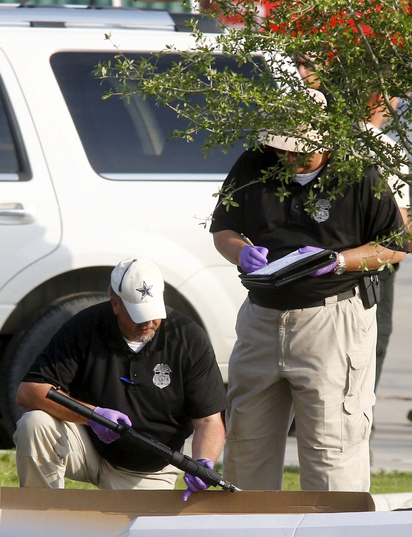 Waco, Texas. Policie "čistí" prostor před bistrem, kde se strhla přestřelka mezi motorkářskými gangy