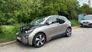 Pokud elektromobily zaparkují jinde než přímo před domem, pachatel se jim vyhne. Toto BMW i3 parkuje na samém kraji ulice Navigátorů.