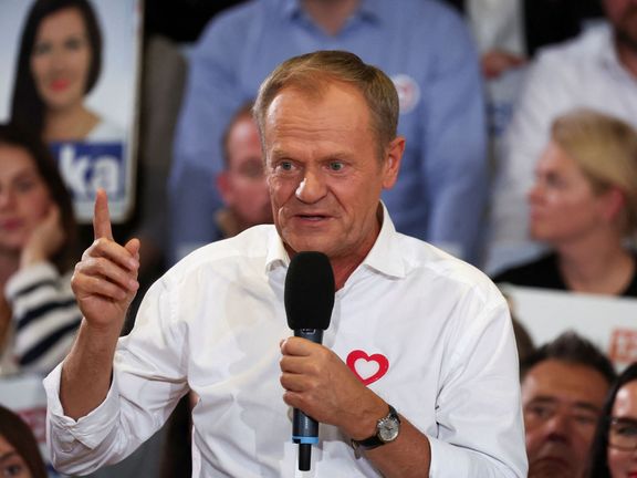 Donald Tusk oslavuje výsledek voleb, ve kterém opozice získala většinu v polském Sejmu.