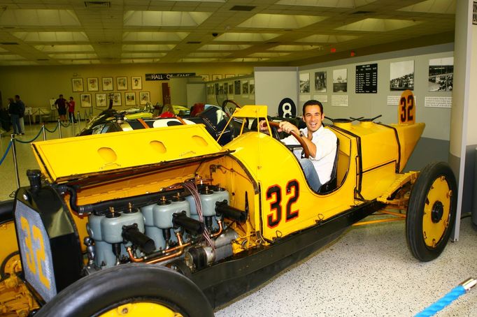 Indy 500 1911: trojnásobný vítěz Hélio Castroneves za volantem vozu Marmon Wasp, s nímž Ray Harroun vyhrál