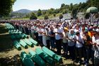 Ve Srebrenici pohřbili 71 nově identifikovaných obětí genocidy, přišly desetitisíce lidí