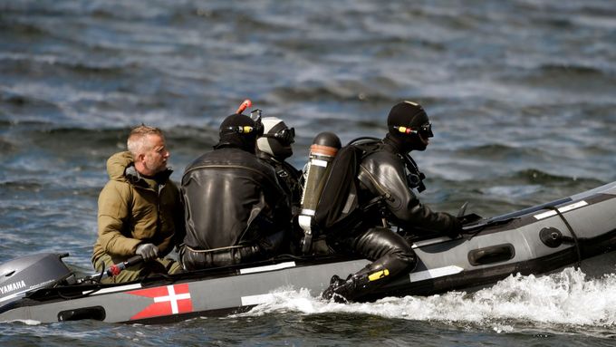 Dánští policisté a potápěči pátrající po těle švédské novinářky Kim Wallové.