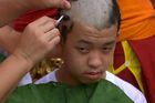 Zachránění chlapci z Thajska se nechali oholit. Devět dní stráví mezi mnichy