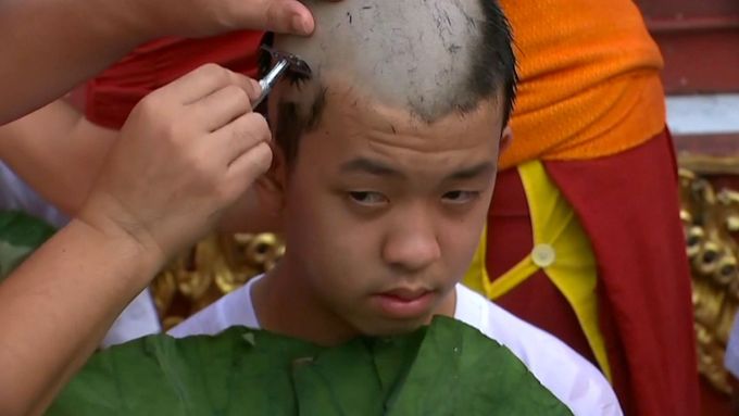 Zachránění chlapci z Thajska se nechali oholit a devět dní stráví mezi mnichy