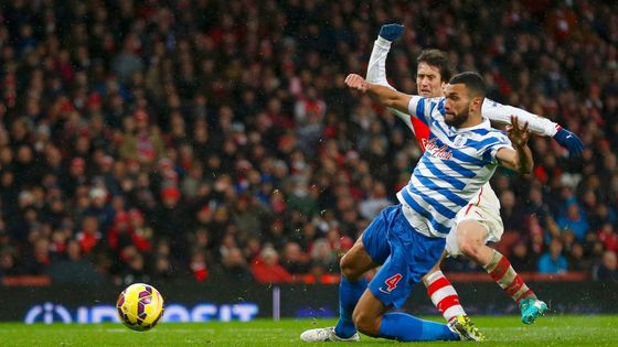 Tomáš Rosický střílí vítězný gól Arsenalu do sítě QPR.