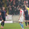 Rozhodčí Pavel Franěk dává červenou kartu Radimu Řezníkovi v zápase 13. kola F:L Slavia - Plzeň