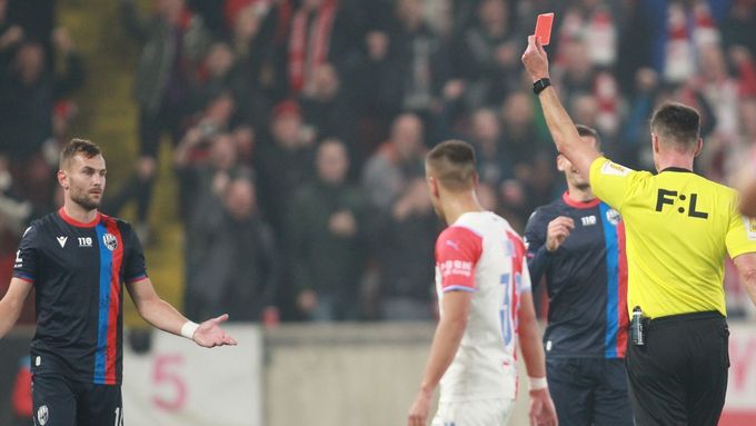 Rozhodčí Pavel Franěk dává červenou kartu Radimu Řezníkovi v zápase 13. kola F:L Slavia - Plzeň