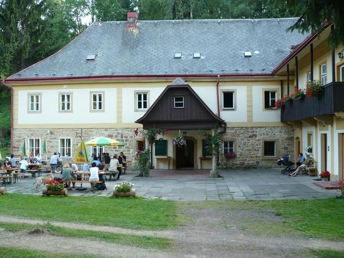 Hotel s restaurací Skalní mlýn na okraji Adršpašsko-teplických skal. Parcela má celkovou rozlohu 27 283 m2, z toho zastavěná plocha a nádvoří 2026 m2. Původní mlýn z r. 1850 byl v roce 2000 zrekonstruován. Objekt má 3 nadzemní podlaží, ve kterých jsou 2 apartmány (5 a 7 lůžek), 3 pokoje po 2 lůžkách, 1 třílůžkový a 1 čtyřlůžkový pokoj. K objektu náleží 6 dřevěných ,roubených , čtyřlůžkových chatek se společným sociálním zařízením. Za 12 990 000 prodává včetně vybavení RK Re/Max Art