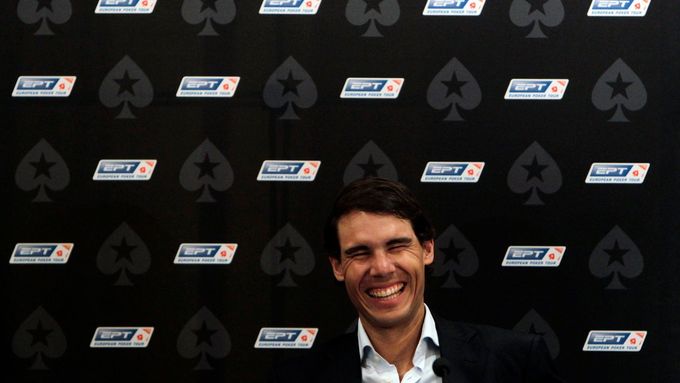 Rafael Nadal měl v Praze důvod k úsměvu.