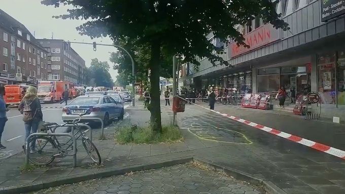 Místo útoku kolem supermarketu v Hamburku policie neprodyšně uzavřela