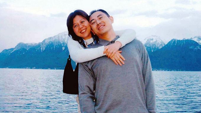 Whitney Duan a její manžel Desmond Shum u Ženevského jezera, 2004.