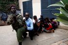 15. ledna: Keňské bezpečnostní jednotky evakuují hosty a zaměstnance hotelového komplexu v metropoli Nairobi, který si radikální hnutí Šabáb vybralo jako terč teroristického útoku.