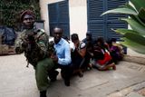 15. ledna: Keňské bezpečnostní jednotky evakuují hosty a zaměstnance hotelového komplexu v metropoli Nairobi, který si radikální hnutí Šabáb vybralo jako terč teroristického útoku.