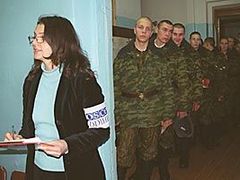 Pozorovatelka OBSE ve volební místnosti ve městě Balašicha poblíž Moskvy. Záběr z posledních voleb do Dumy v prosinci 2003