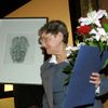 Světlana Gannuškinová přebírá cenu Homo Homini