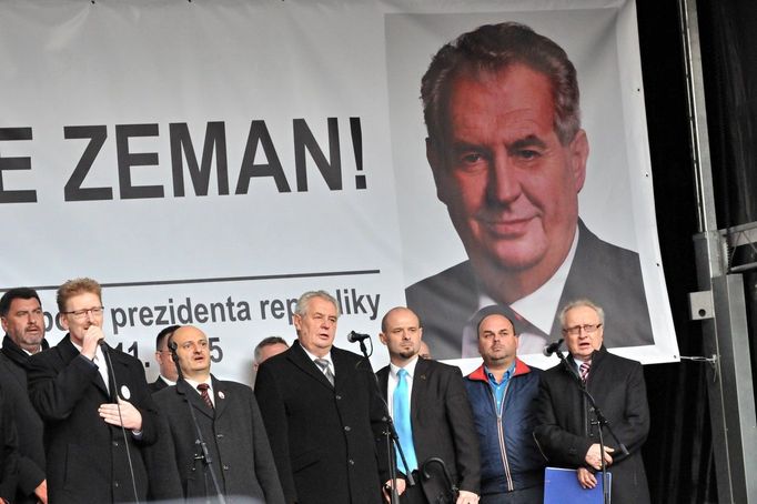 Prezident Miloš Zeman uctil památku událostí 17. listopadu na pražském Albertově společně s předsedou Bloku proti islámu Martinem Konvičkou.