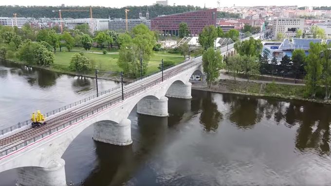 Po třech letech se dokončila modernizaci Negrelliho viaduktu v Praze. Nejdelší železniční most ve střední Evropě se vrátí do provozu 1. června.