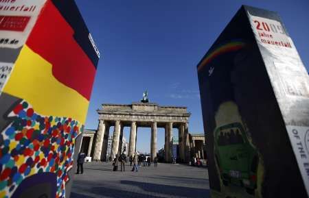 Berlín si připomíná 20 let od pádu berlínské zdi - památník z domina kolem Braniborské brány