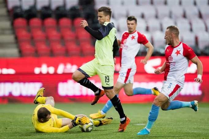 Plzeňský Kovařík utekl slávistické obraně, ale míč si předkopl a zasáhl brankář Ondřej Kolář