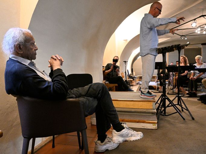 Na snímku z pražské zkoušky opery Trillium X je vlevo skladatel Anthony Braxton.