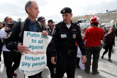 Policisté v Moskvě zadrželi britského aktivistu. Protestoval proti mučení gayů v Čečensku