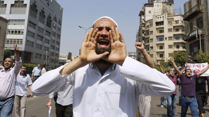 Bratrstvo vyšlo po modlitbách do ulic, v Káhiře tekla krev