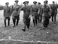Po návratu do Prahy. Vojenská přehlídka na letišti Letňany 1. června 1945. František Fajtl kráčí vedle salutujícího prezidenta Eduarda Beneše.