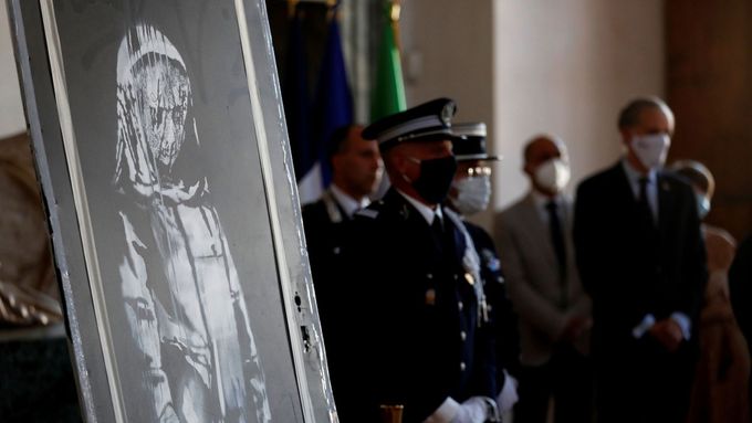 Po slavnostním ceremoniálu na ambasádě v Římě u příležitosti francouzského státního svátku se má dílo namalované jako pieta obětem teroristického útoku v Bataclanu vrátit do země původu.