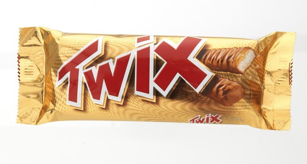 Кот твикс. Твикс. Twix шоколад. Коробка Твикс. Сникерс 60гр.