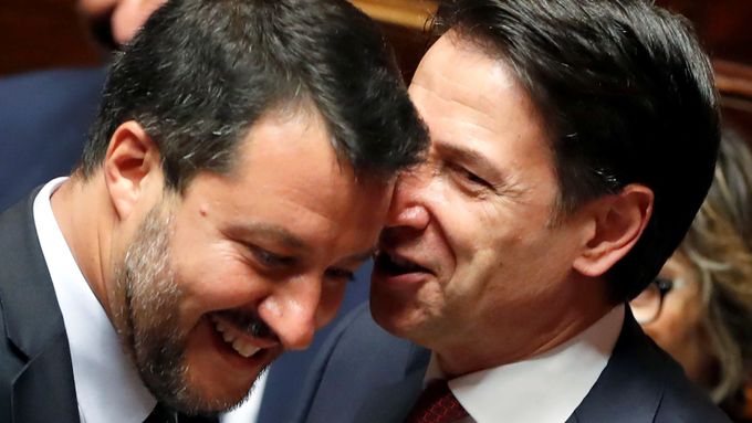 Matteo Salvini a Giuseppe Conte v italském parlamentu.