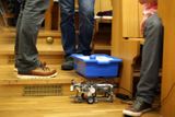 Tříčlenné týmy sestavovaly roboty ze stavebnic Lego Mindstorms, které jim zapůjčila katedra.