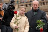 Růži k pomníku přišel položit i bratr Jana Palacha Jiří, dnes šestasedmdesátiletý.