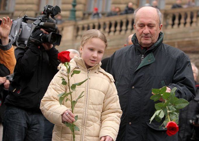 Růži k pomníku přišel položit i bratr Jana Palacha Jiří, dnes šestasedmdesátiletý.