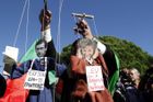 Merkelovou vítaly v Portugalsku pískot a smuteční sochy