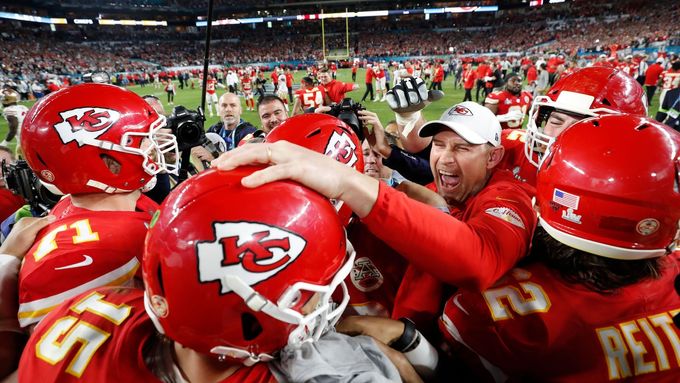 Hráči Kansas City Chiefs slaví vítězství v Super Bowlu LIV